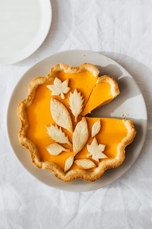 Free A beautifully baked pumpkin pie with leaf decorations, perfect for autumn celebrations. Stock Photo