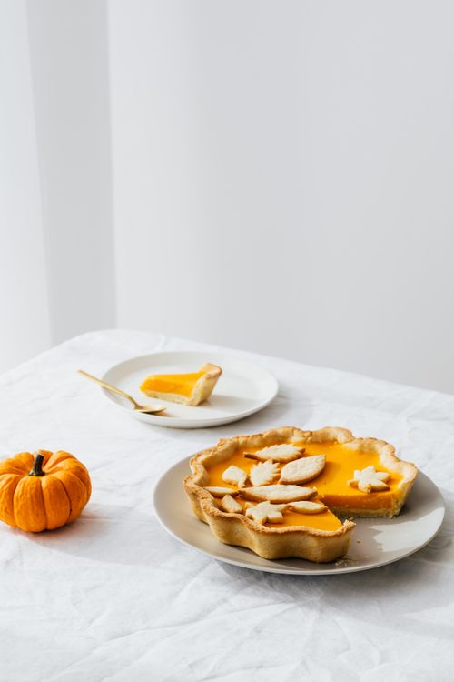 Free A delicious pumpkin pie with decorative crust displayed on a table, perfect for fall desserts. Stock Photo