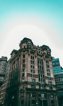 圣保罗城市景观中一座历史建筑的垂直镜头，拍摄于白天