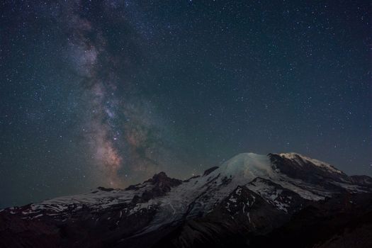 在晴朗的夜晚，可以在雷尼尔山白雪皑皑的山峰上欣赏银河系的壮丽景色