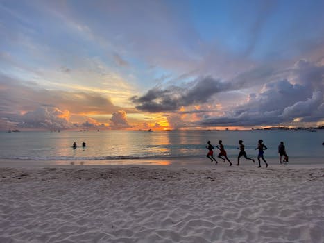 日落时分的沙滩生机勃勃，人们奔跑着，欣赏着宁静的海景