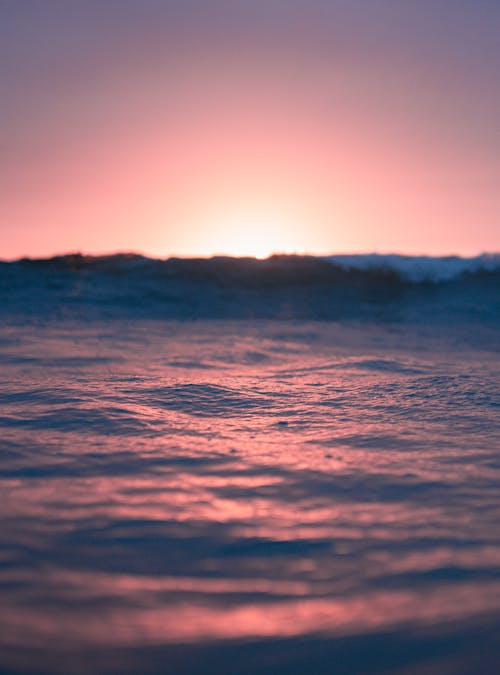 カラフルな夕日の穏やかな海