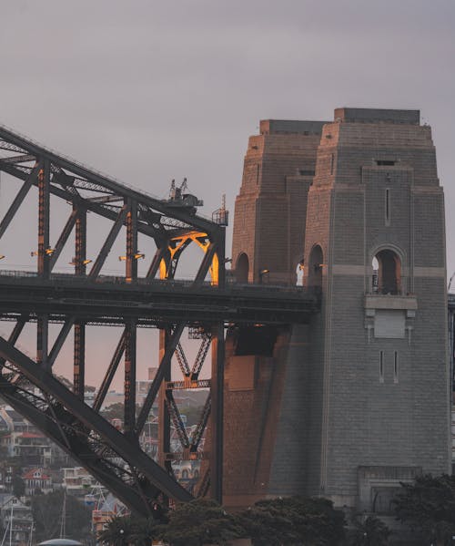 Sydney Harbour Bridge Met Granieten Pylonen In De Vroege Avond