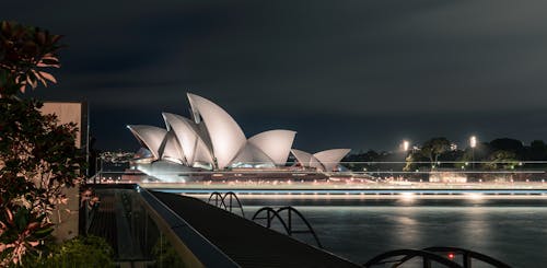 Bagian Luar Gedung Opera Sydney Yang Geometris Pada Malam Hari