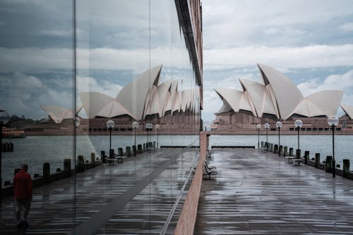 Majestic Sydney Opera House Se Reflétant Dans La Paroi De Verre Du Bâtiment Voisin