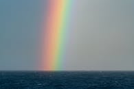 令人惊叹的彩虹在一个平静的海洋，捕捉大自然的美丽和宁静