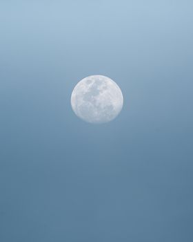 一轮皎洁的圆月，表面布满陨石坑，在万里无云的晴朗夏夜中静静照耀