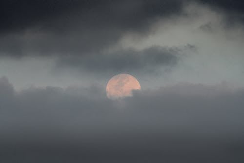 晚上在多雲的天空上的月亮