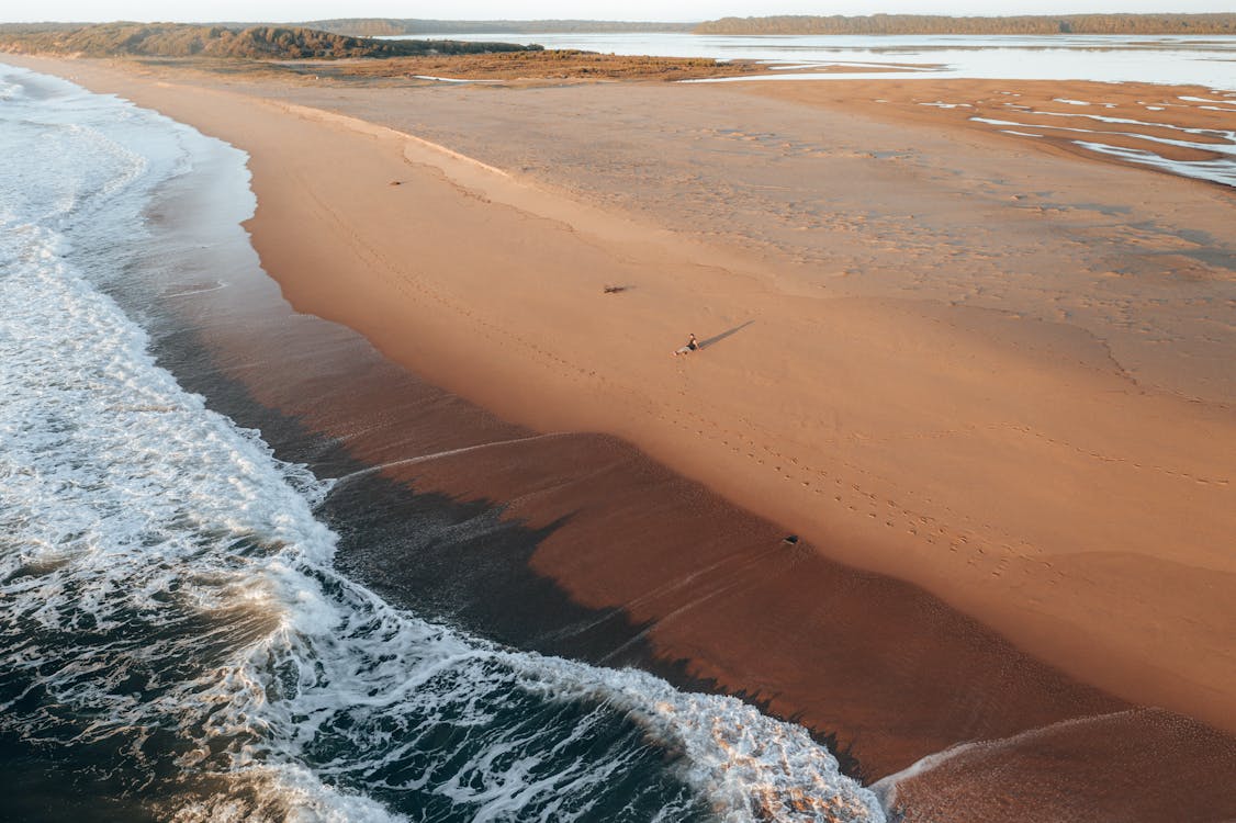 Zandstrand Met Schuimende Golven