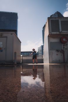 一个人在澳大利亚墨尔本探索现代建筑的屋顶