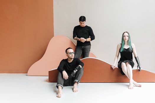 在现代工作室里，三名戴着假肢的成年人摆出姿势，展现多样性与风格