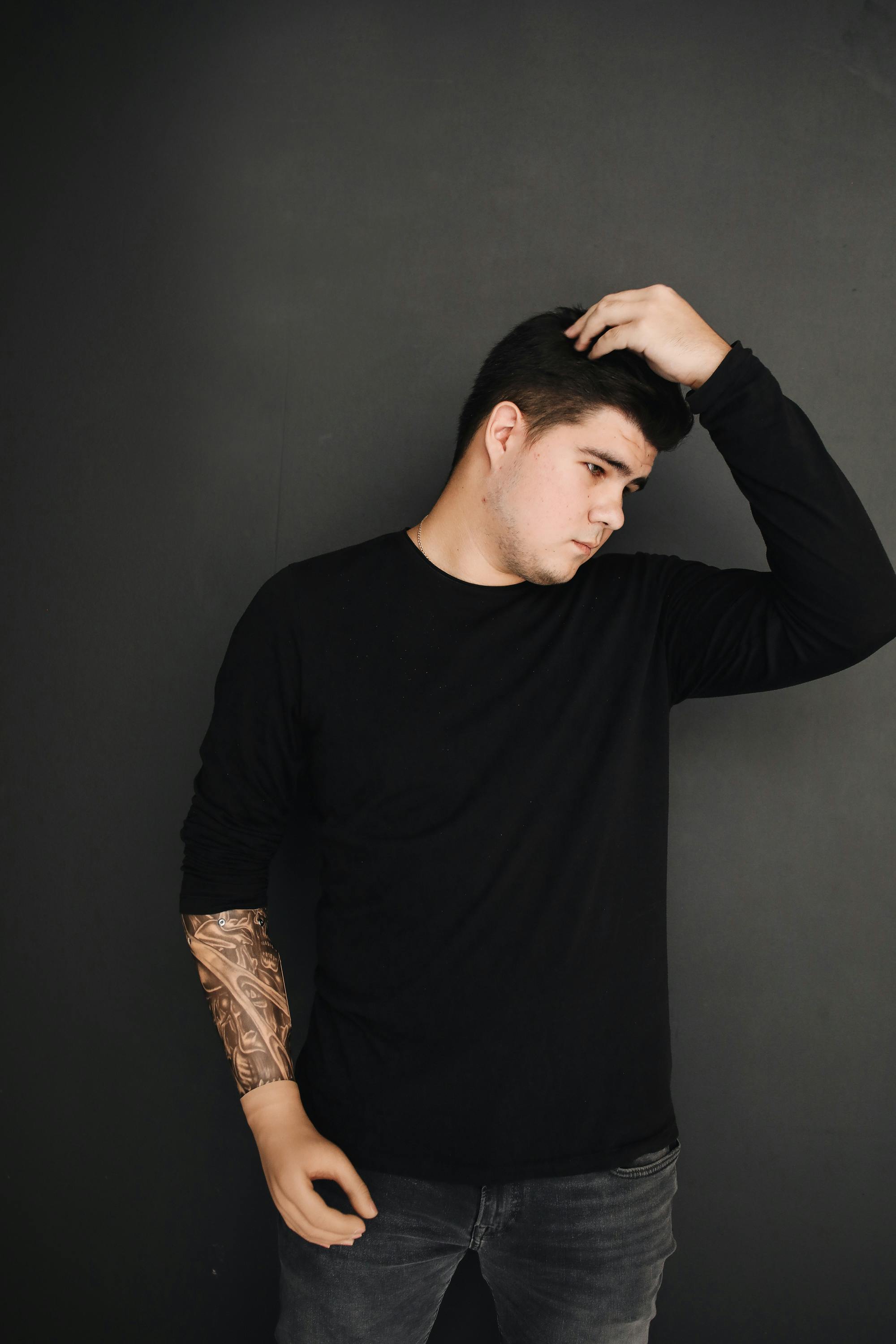 灰色背景下，一位戴着假肢的严肃男人的肖像