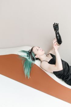 白人妇女的假肢放置在几何表面上，展现了现代技术