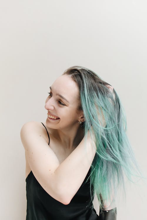 Kostnadsfri bild av blått hår, kvinna, lycklig