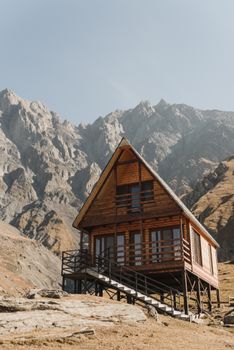 这座坐拥壮丽山景的美丽木屋，是自然爱好者的理想之选