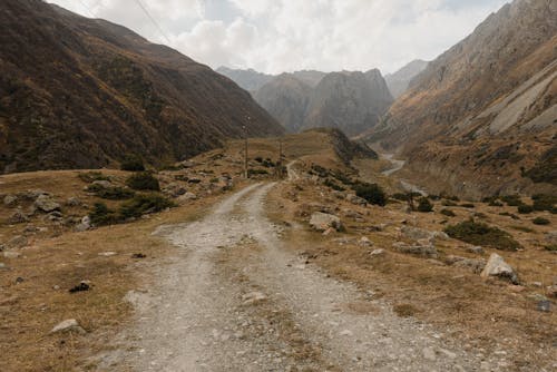 Braune Und Grüne Berge Unter Weißen Wolken