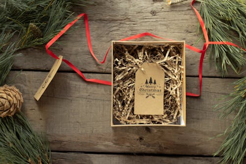 Free Handmade tag with Merry Christmas inscription in carton box Stock Photo