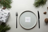 简约的圣诞餐桌布置和节日装饰已准备就绪，静待庆祝