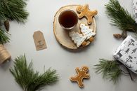 白色背景上的礼物、包装箱、玻璃杯、冷杉树枝、饮料和圣诞饼干组合在一起