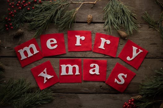 在木材背景上，松树小枝、冬青浆果和锥体框起了一个半圆形的铭文，上面写着“快乐的圣诞节”