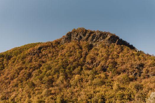 湛蓝的天空下，五颜六色的森林与迷人的秋山景观相映成趣