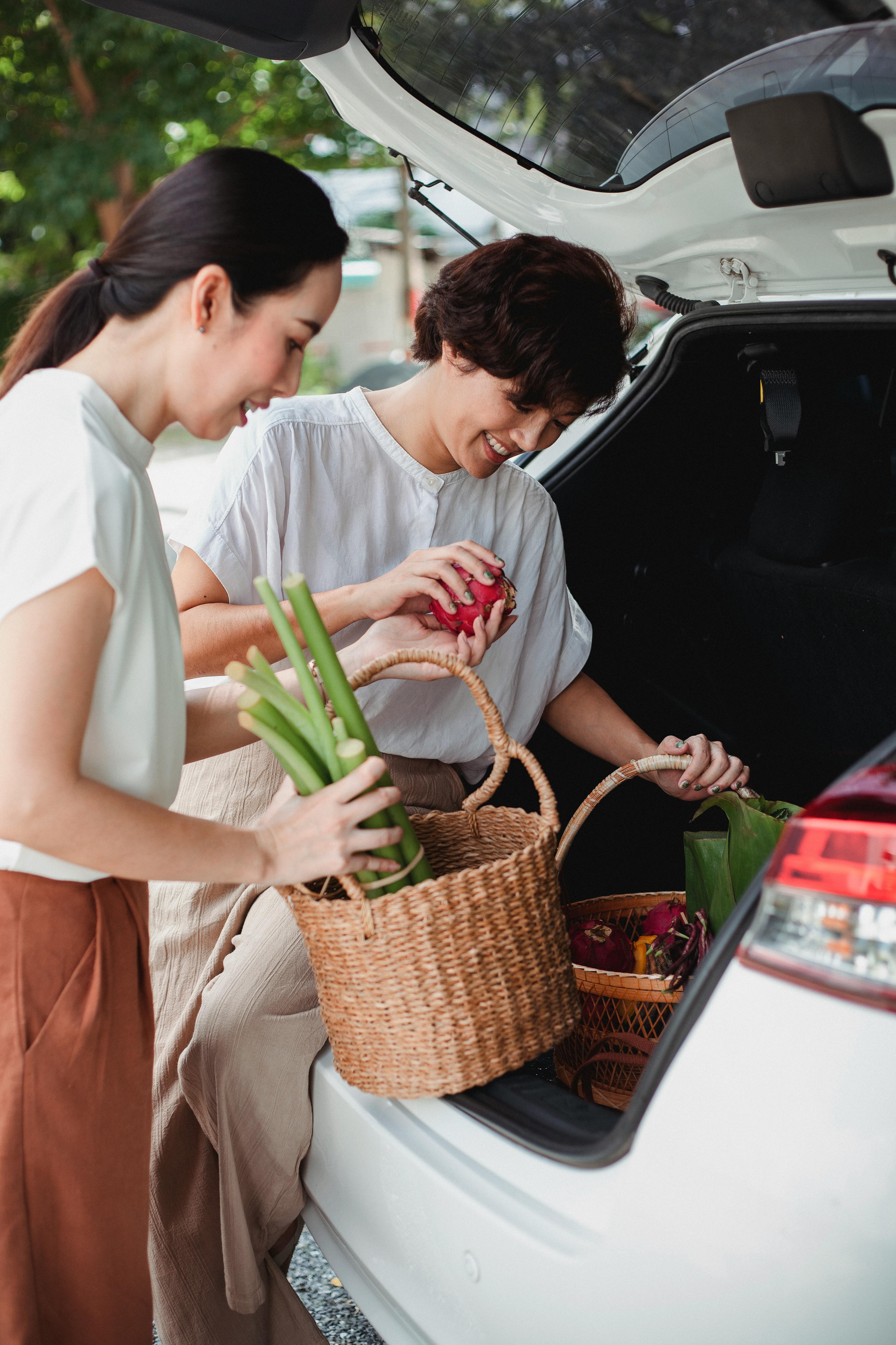 Alegre Pareja De Lesbianas Asiáticas Poniendo Verduras En El Maletero Del  Automóvil · Foto de stock gratuita