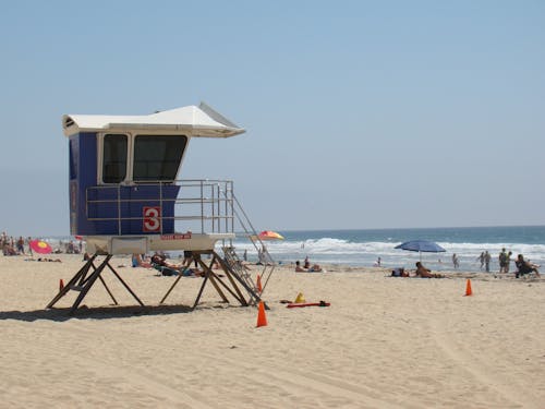 Blauw En Grijs Wachthuis Op Het Strand