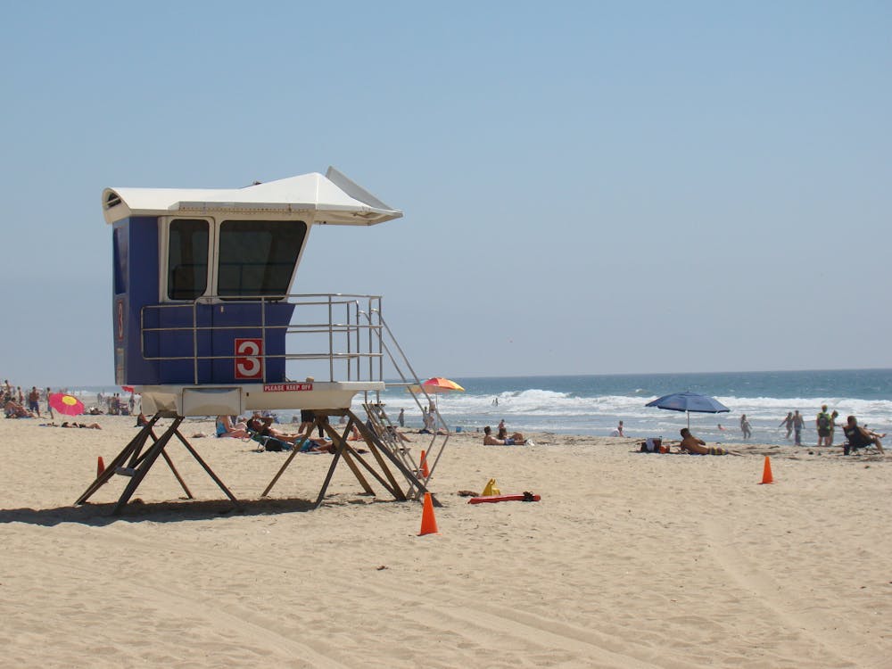 Free Blue and Gray Guardhouse on Beach Stock Photo