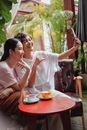 两个女人在舒适的咖啡馆里喝着咖啡自拍