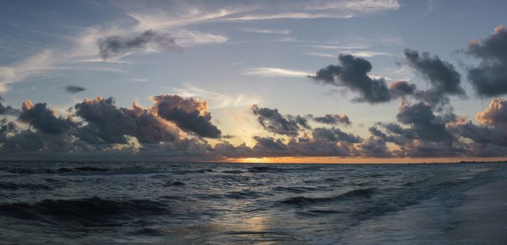 日落时分，海景令人惊叹，云层壮观，海浪柔和