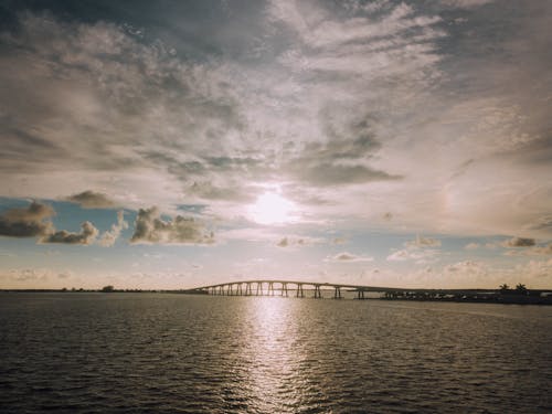 Gratis arkivbilde med bro, daggry, hav