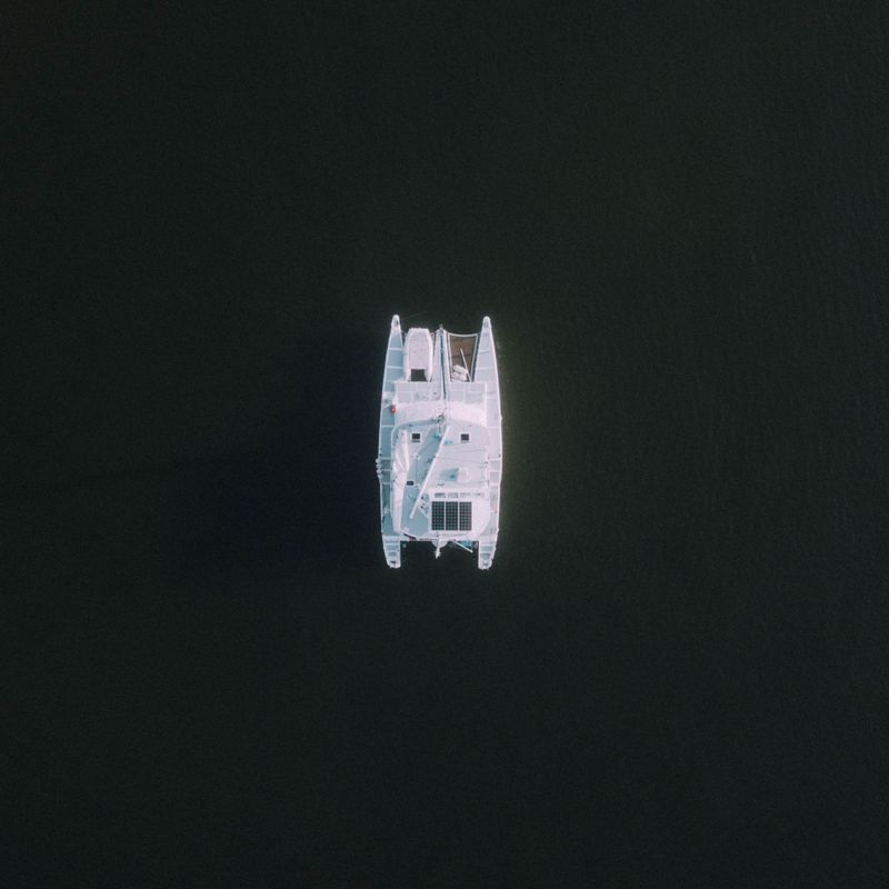 Catamaran vu du ciel sur une eau sombre et calme