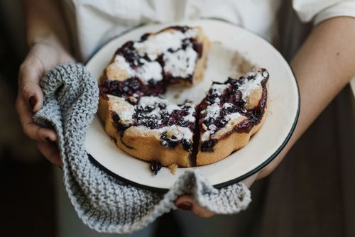 Free Close-up of a delicious blueberry pie with powdered sugar in a cozy setting. Perfect for food lovers. Stock Photo
