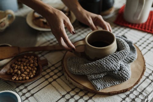 Gratis Orang Memegang Nampan Kayu Coklat Dengan Mug Keramik Coklat Foto Stok