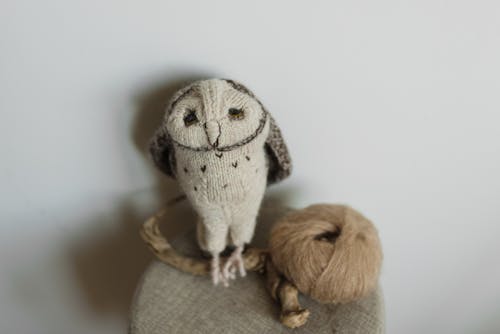 免费 白色和棕色猫头鹰毛绒玩具 素材图片