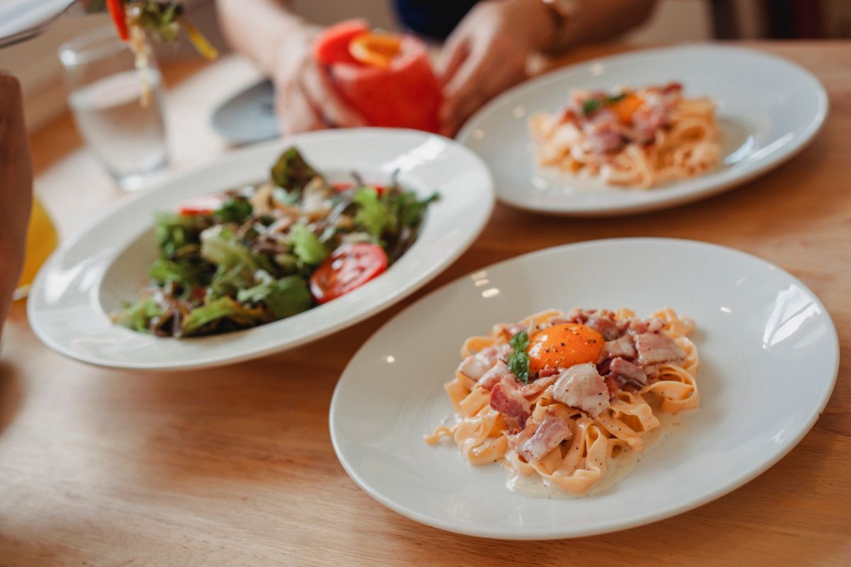 Pourquoi les Italiens ne mettent pas de crème dans la carbonara - Les variantes modernes et l’influence de la crème à l’international