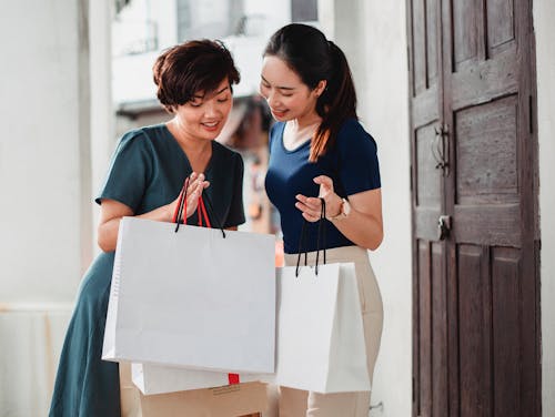 Amiche Asiatiche Con Borse Della Spesa Sulla Strada