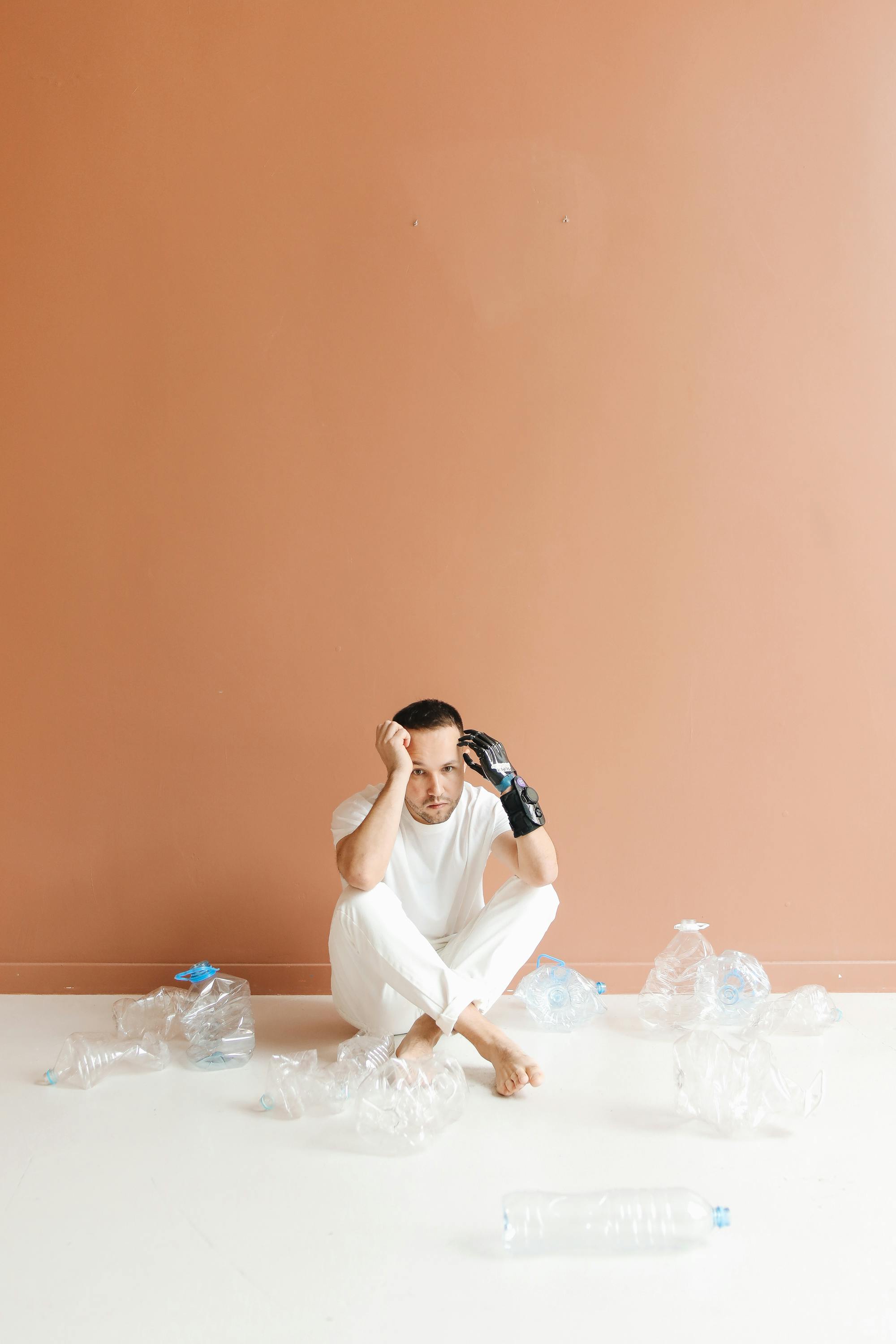 坐在塑料瓶上的人，反映出对环境的担忧