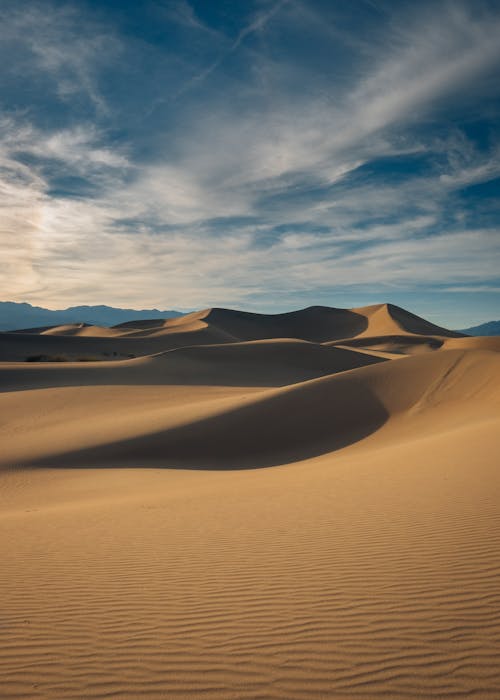 Photos gratuites de ciel bleu, désert, dunes de sable