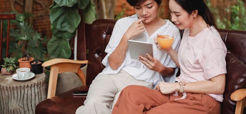 태블릿과 커피와 함께 매력적인 아시아 여성