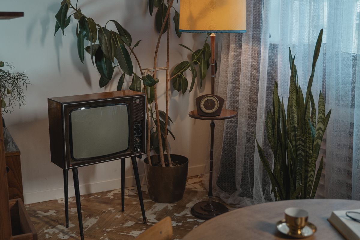 Vintage CRT television set and retro reading lamp in a cozy living room nook