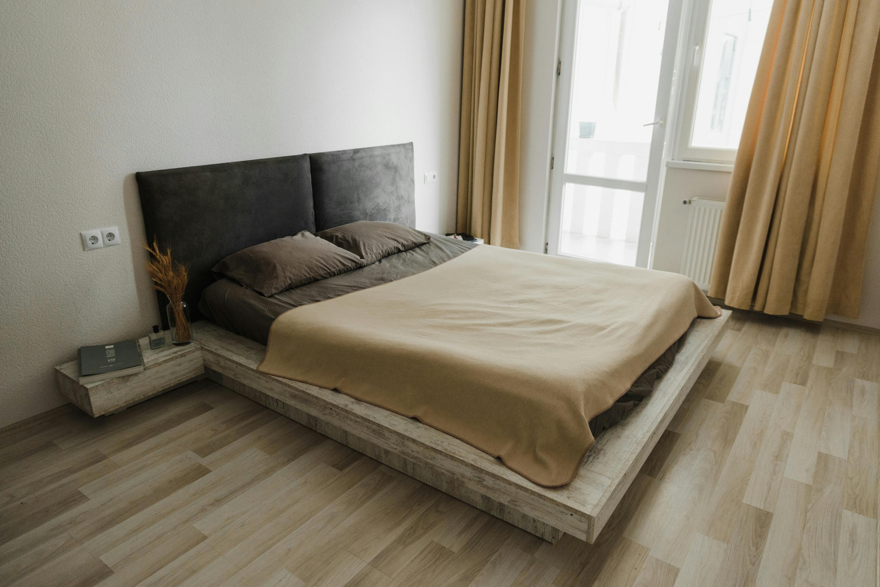 这间极简主义卧室舒适宜人，采用中性色调，自然光线充足