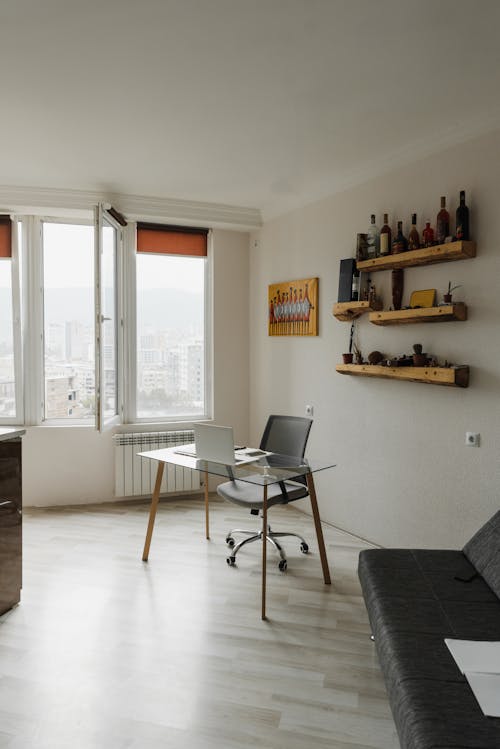 Silla En Blanco Y Negro Junto A La Mesa De Madera Blanca