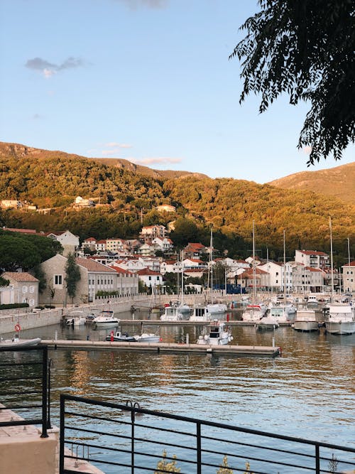 бесплатная Бесплатное стоковое фото с гавань, горы, лодки Стоковое фото
