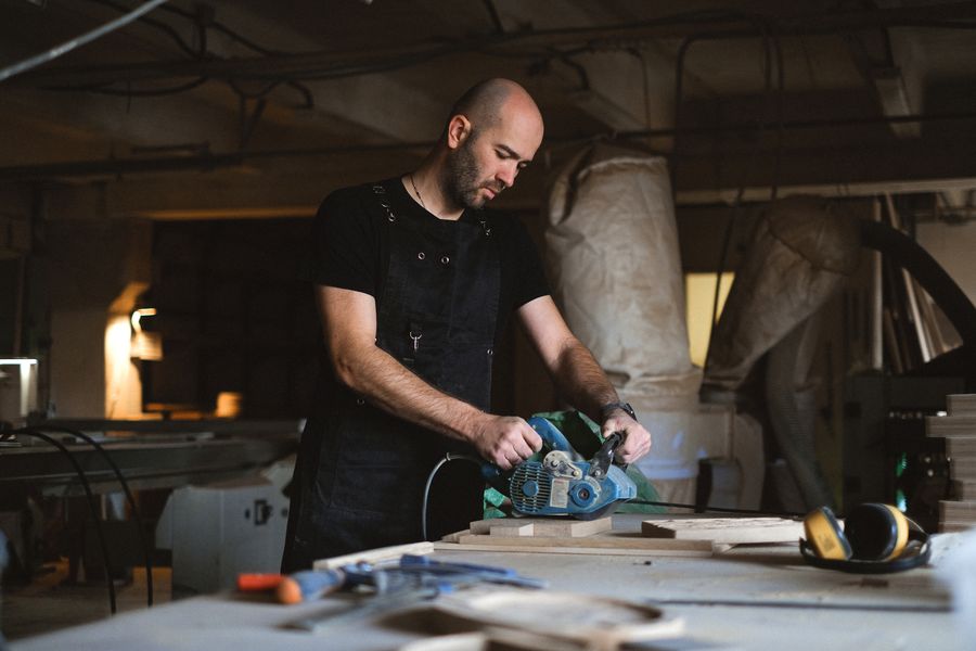 Arbeiten mit der Flex in der Werkstatt