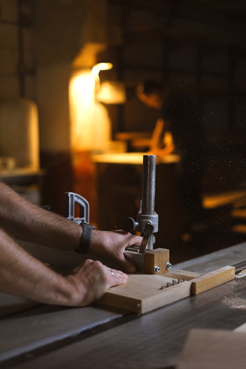 Free Crop artisan cutting wood with table saw Stock Photo