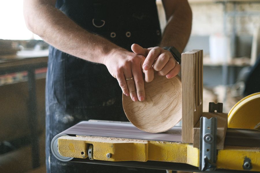 Menuisier façonner le bois dans son atelier professionnel