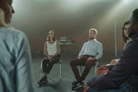 一群成年人在室内进行了一场深入的谈话
