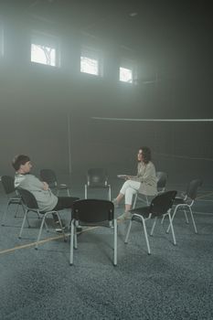 空荡荡的健身房里，一男一女正在进行一对一治疗