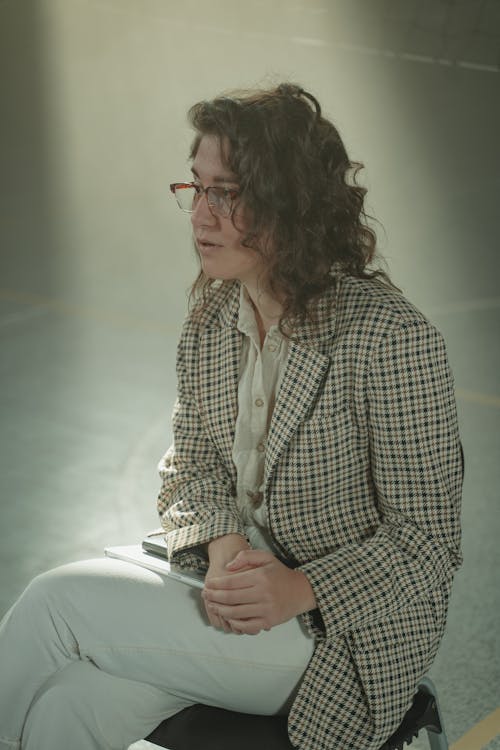 Foto profissional grátis de blazer, mulher, óculos